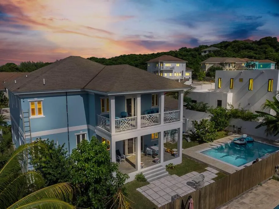 Image 3 of Blu Diamond Luxury Estate Home