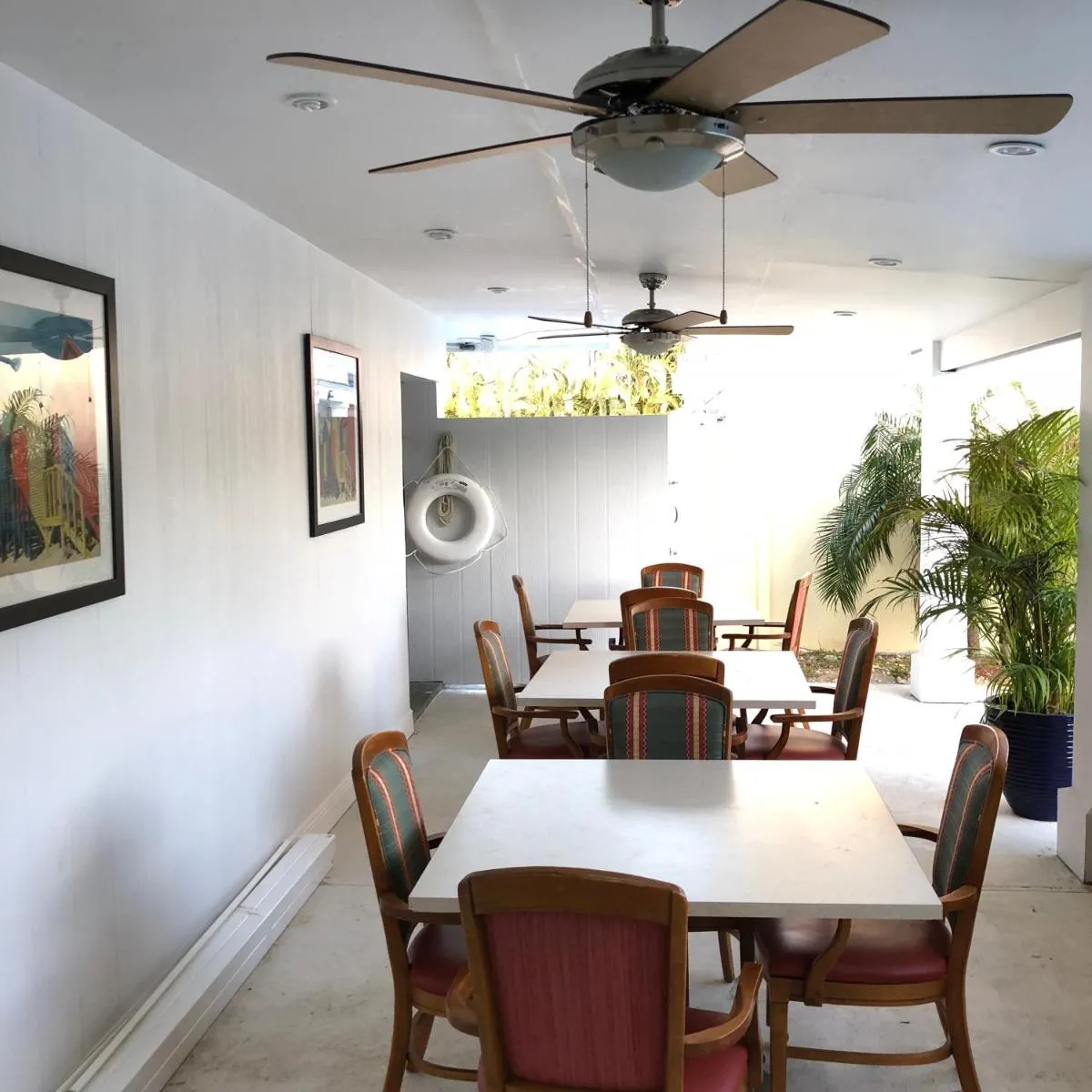 Image 3 of Colony Club Inn & Suites