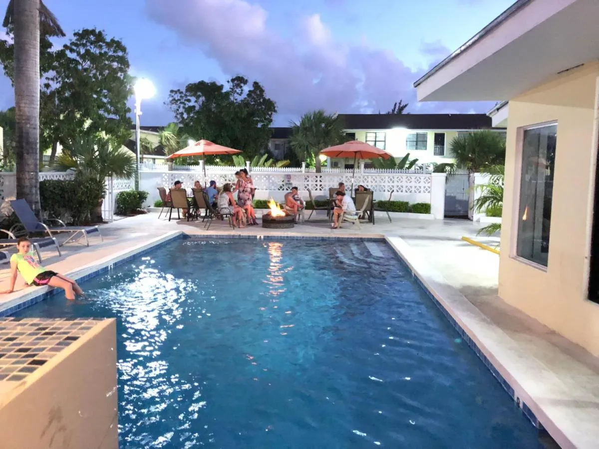 Image 4 of Colony Club Inn & Suites