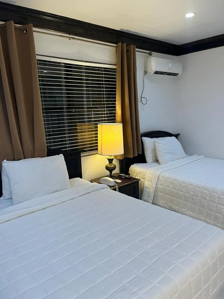 Image 6 of Colony Club Inn & Suites