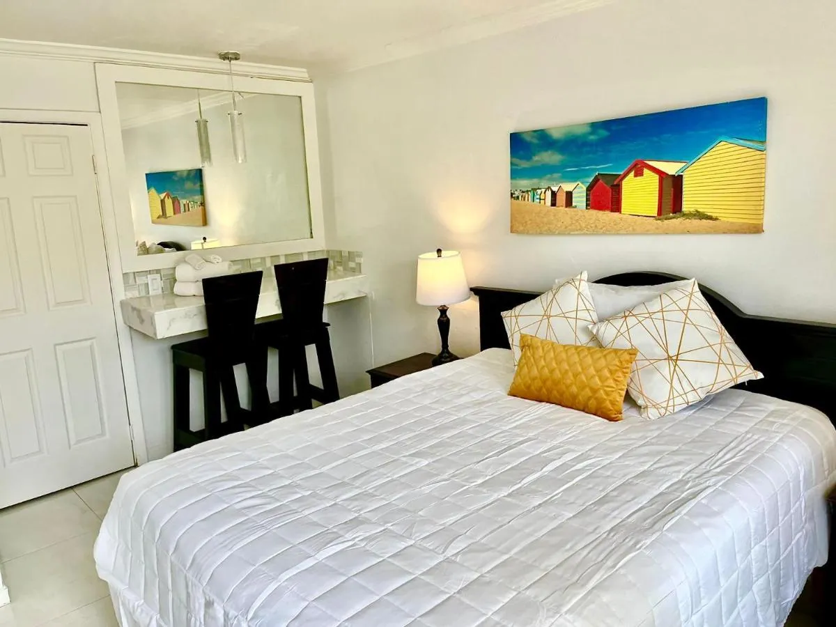 Image 2 of Colony Club Inn & Suites