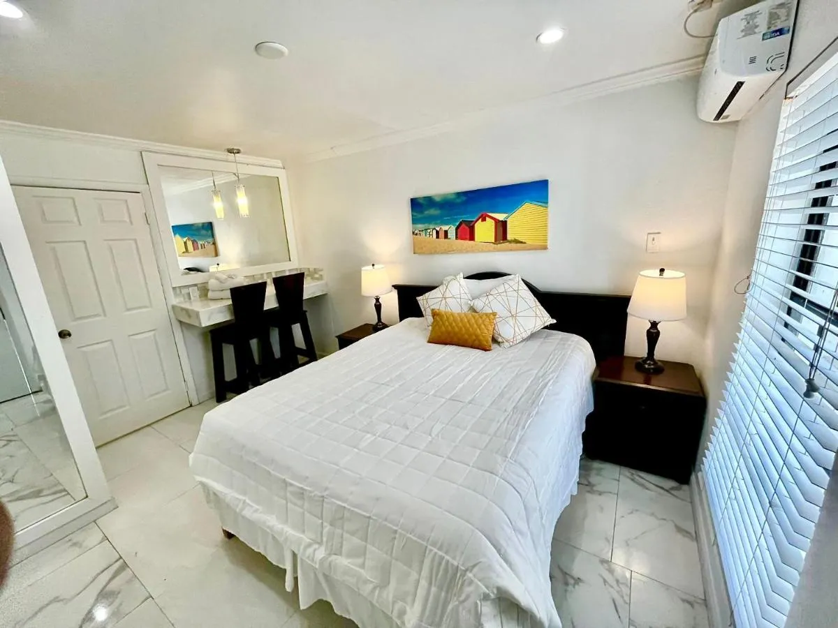 Image 5 of Colony Club Inn & Suites