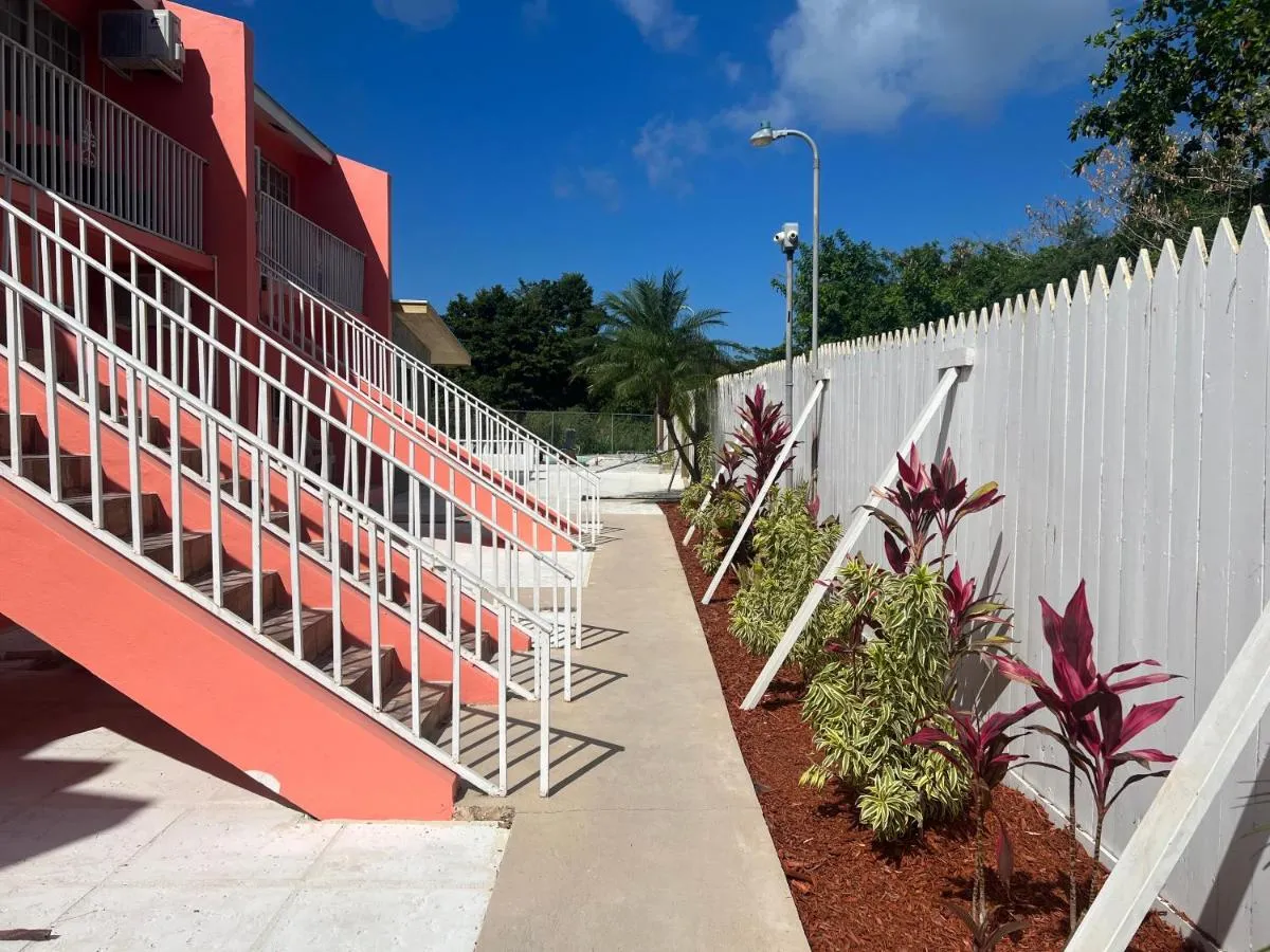 Image 2 of Tropical Hideaway