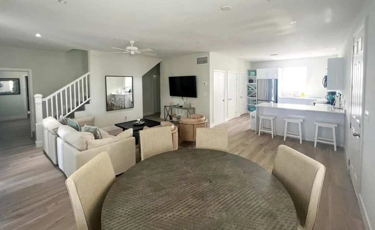Image 3 of 4-bedroom house in delightful Palm Cay