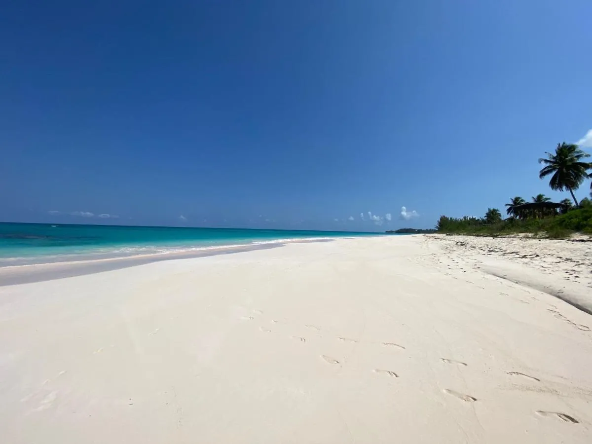 Image 5 of Eleuthera Retreat – Villa & Cottages on pink sand beachfront
