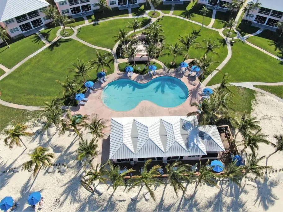 Image 1 of Luxury Bahama Beach Club with Golf Cart Included!
